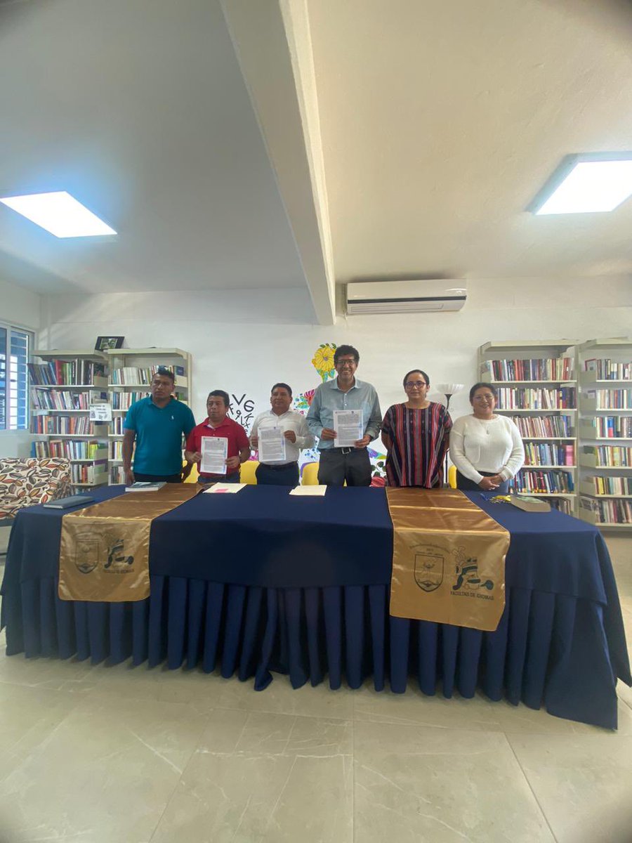 SIPCIA_GobOax's tweet photo. Ante el alto riesgo de desaparición de la lengua #Ixcateca la @SIPCIA_GobOax signó un Acuerdo de Colaboración con la @UABJO y el municipio de #SantaMaríaIxcatlán, mediante el cual se comprometieron a coordinar acciones para el rescate y revitalización de la lengua. https://t.co/mGF1VFw94I