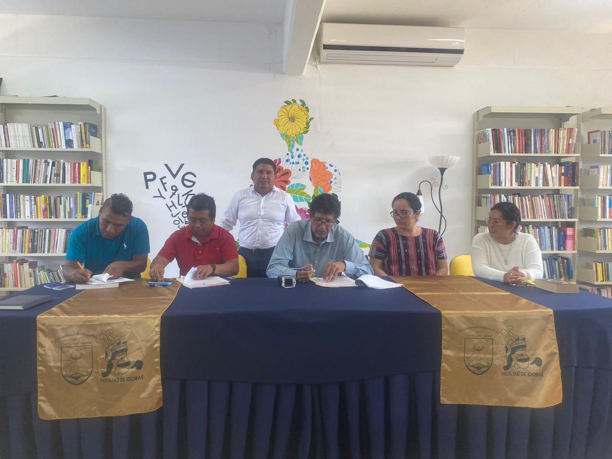SIPCIA_GobOax's tweet photo. Ante el alto riesgo de desaparición de la lengua #Ixcateca la @SIPCIA_GobOax signó un Acuerdo de Colaboración con la @UABJO y el municipio de #SantaMaríaIxcatlán, mediante el cual se comprometieron a coordinar acciones para el rescate y revitalización de la lengua. https://t.co/mGF1VFw94I