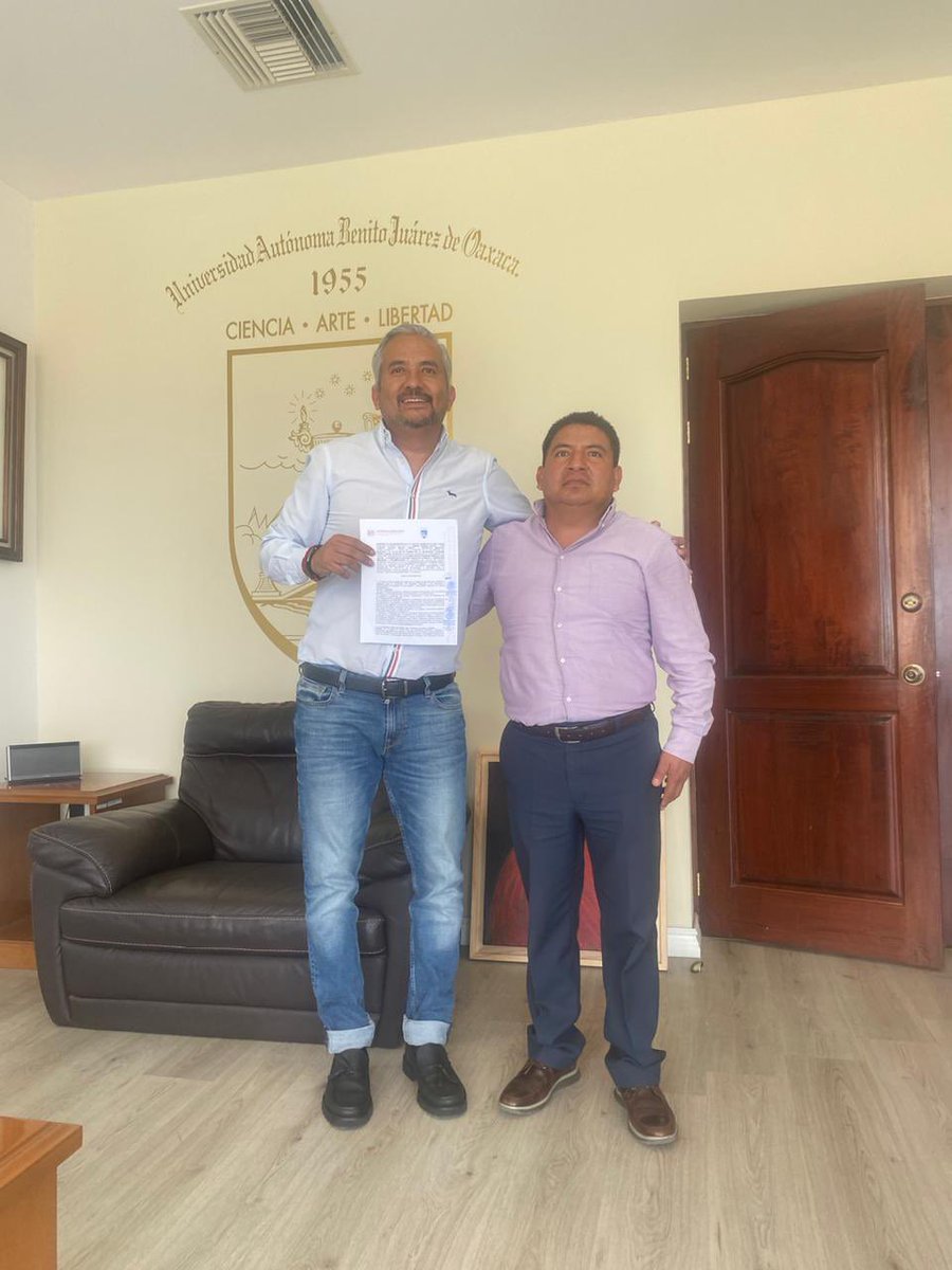 SIPCIA_GobOax's tweet photo. Ante el alto riesgo de desaparición de la lengua #Ixcateca la @SIPCIA_GobOax signó un Acuerdo de Colaboración con la @UABJO y el municipio de #SantaMaríaIxcatlán, mediante el cual se comprometieron a coordinar acciones para el rescate y revitalización de la lengua. https://t.co/mGF1VFw94I