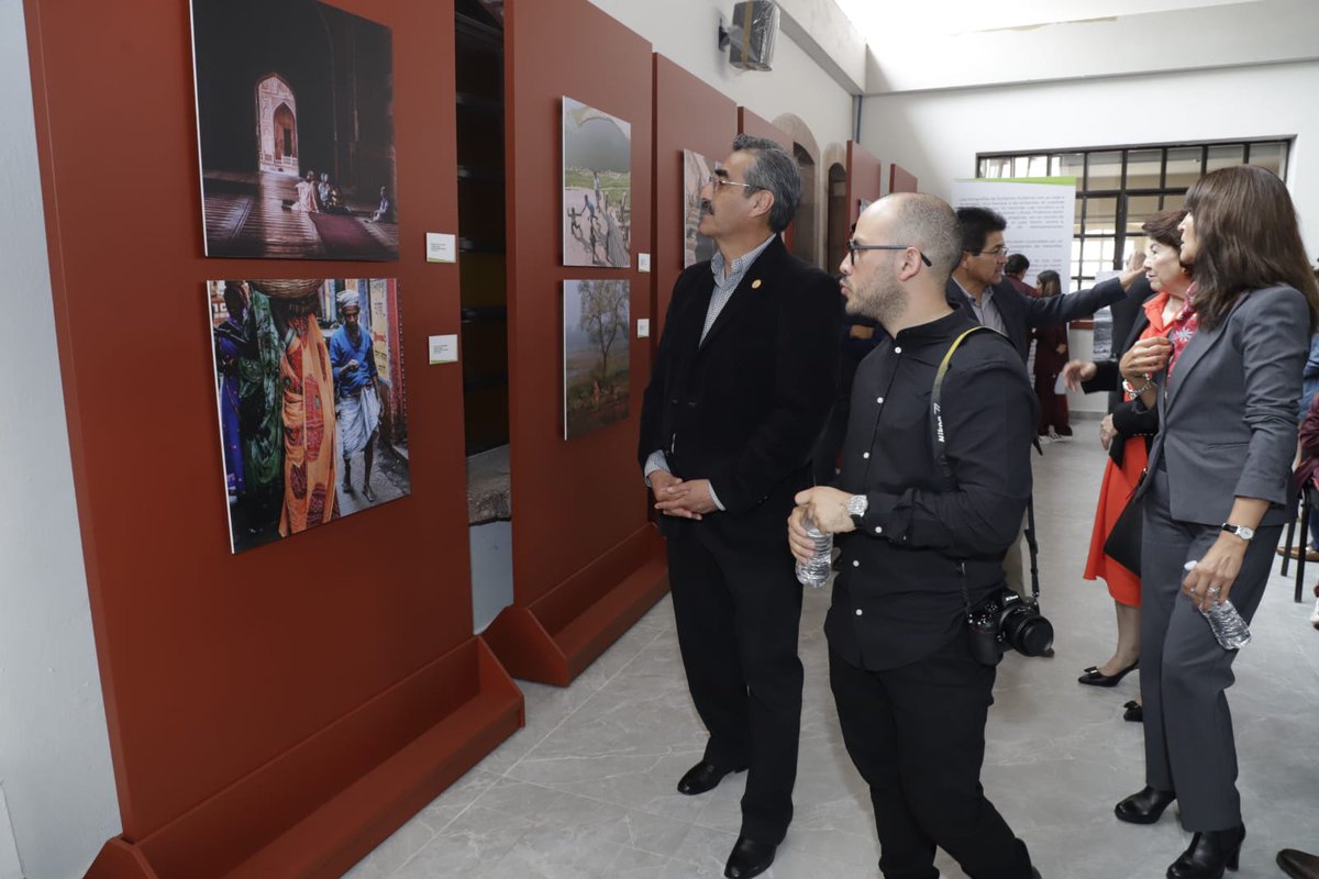UAEH_OFICIAL's tweet photo. Se llevó a cabo la Inauguración de la exposición "Un viaje a la otredad" del artista Guillermo Gutiérrez, con la asistencia del Dr. Octavio Castillo Acosta se dio testimonio de las obras que el artista comparte en el Centro Cultural de Zimapán.
#UAEH #FINIXII #FINI2023 https://t.co/1ByiF60BgJ