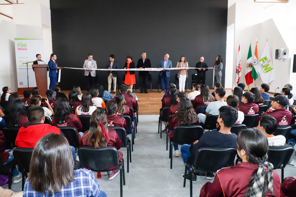 UAEH_OFICIAL's tweet photo. Se llevó a cabo la Inauguración de la exposición "Un viaje a la otredad" del artista Guillermo Gutiérrez, con la asistencia del Dr. Octavio Castillo Acosta se dio testimonio de las obras que el artista comparte en el Centro Cultural de Zimapán.
#UAEH #FINIXII #FINI2023 https://t.co/1ByiF60BgJ