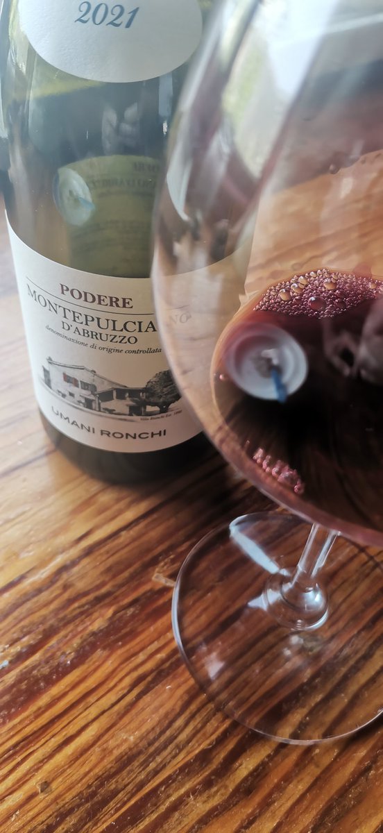 Malditovino's tweet photo. Bernetti hace este Ronchi naturalmente profundo, con una categoría de la Montepulciano excepcional, sabores de moras y notas especiadas. Vino elemental, básico, de una RCP sorprendente. #UmaniRonchi #Podere #vino #Enosicoticos https://t.co/u0I7G7dQqY