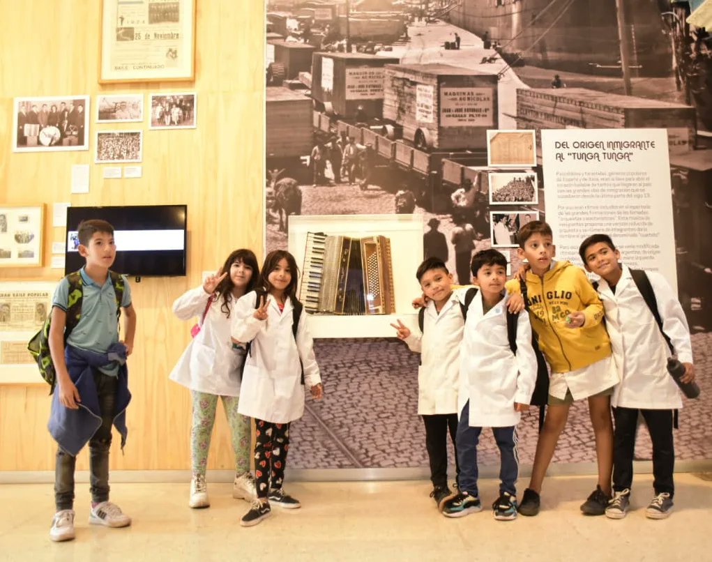 promocytmunicba's tweet image. LÍNEA E: UNA OPORTUNIDAD PARA CONOCER Y APRENDER EN LA CIUDAD 🚌📚😍🌆📸

En el 3er año del programa de paseos #LíneaE hay 10 destinos posibles para conocer y disfrutar. 

#ParquesEducativosMuniCba #EducaciónMuniCba #CórdobaCapital #CadaDíaMejor