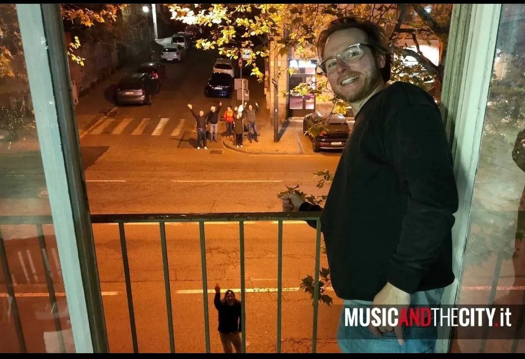 Was cheering you from the street in Turin, Olly! 😂 🙌 @ollyknights <a href="/turinbrakes/">Turin Brakes</a> #turinbrakes #concerts