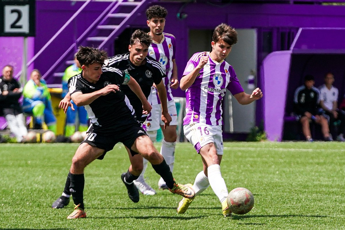 📝 El <a href="/RayoAlcobendas/">RC Alcobendas</a> suma y sigue➕

Gran partido entre <a href="/RVcantera/">Cantera Real Valladolid</a> 💜 y el <a href="/RayoAlcobendas/">RC Alcobendas</a> 💚

💚⚪️⚽️ <a href="/carvaa9/">carva🔥</a> (48’) (83’)
💚⚪️⚽️ Peña (67’)

💜⚪️⚽️ Alejandro (78’)

✍🏼 <a href="/ManuArenas00/">Manuel</a> 

🔗 juvenildivisiondehonor.com/el-rayo-ciudad…

#JuvenilDH👟 #DH5🏆 #RVCantera #somosrayo