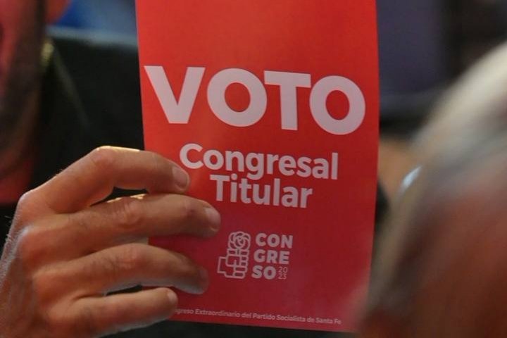 ClaraGarcia_SF's tweet photo. En el XIII Congreso Extraordinario, el @PSsantafe definió por amplia mayoría integrar el frente “Unidos para Cambiar Santa Fe”. Estamos convencidos que, frente a un gobierno ausente e insensible, la sociedad nos reclama diálogo y tender puentes para sacar la provincia adelante. https://t.co/l7sdZ6TVPL