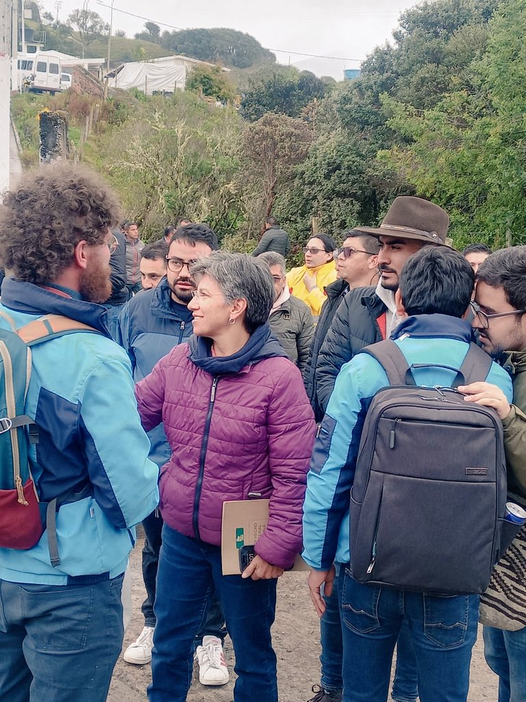 siaradio's tweet photo. #SIAPresente | En el recorrido por el #Sumapaz de la administración @Bogota. 

#FelizSabado #Seguridad @asumapaz @felipeangell @PoliciaBogota @COL_EJERCITO https://t.co/RFXGhWaDU3
