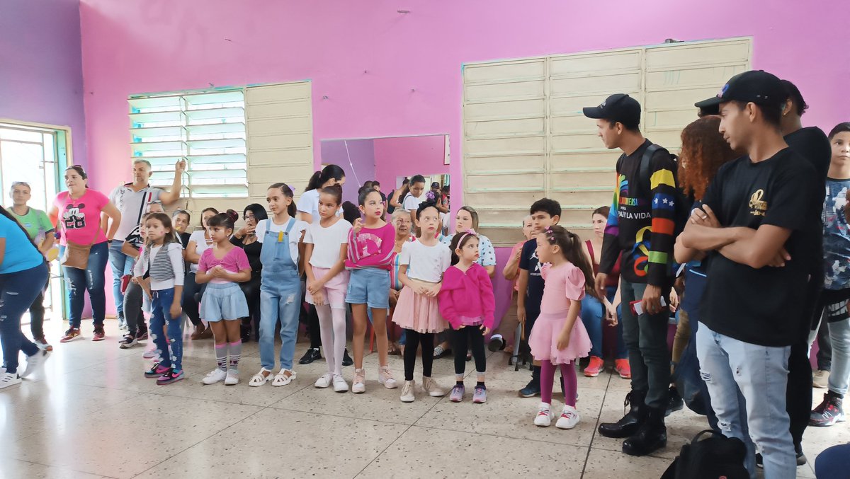FUNDELA_LARA's tweet photo. #22Abr Durante la Toma Deportiva, la #Muchachada por la paz y la vida realizó pesentaciones culturales autóctonas de nuestra región.
Valorando nuestro acervo cultural.
@vargas_mimou @NicolasMaduro
@AdolfoP_Oficial @MervinMaldonad0
#FiestaDeportivaDelALBA https://t.co/YQAc9VmfEH