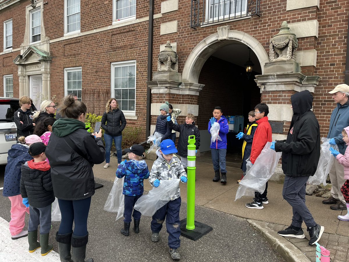 lisakdumont's tweet photo. Great way to spend Earth Day 🌎 cleaning up Hogsback Trail @Ridley_College. Initiated by a group of Grade 6 students taking action with their learning for PYP Exhibition #RidleyPYP #RidleyLS #RidleyCampus #RidleyService https://t.co/uDJHdaL27u