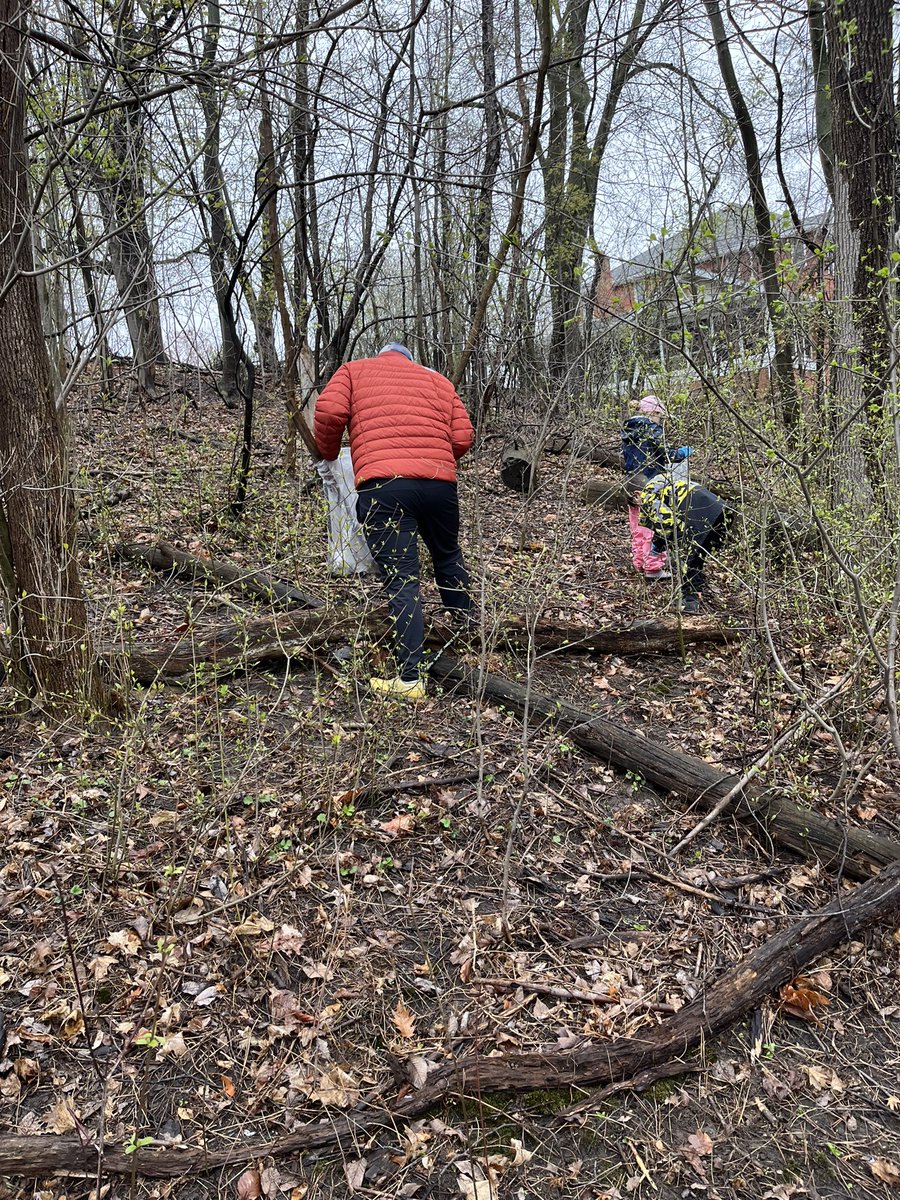 lisakdumont's tweet photo. Great way to spend Earth Day 🌎 cleaning up Hogsback Trail @Ridley_College. Initiated by a group of Grade 6 students taking action with their learning for PYP Exhibition #RidleyPYP #RidleyLS #RidleyCampus #RidleyService https://t.co/uDJHdaL27u