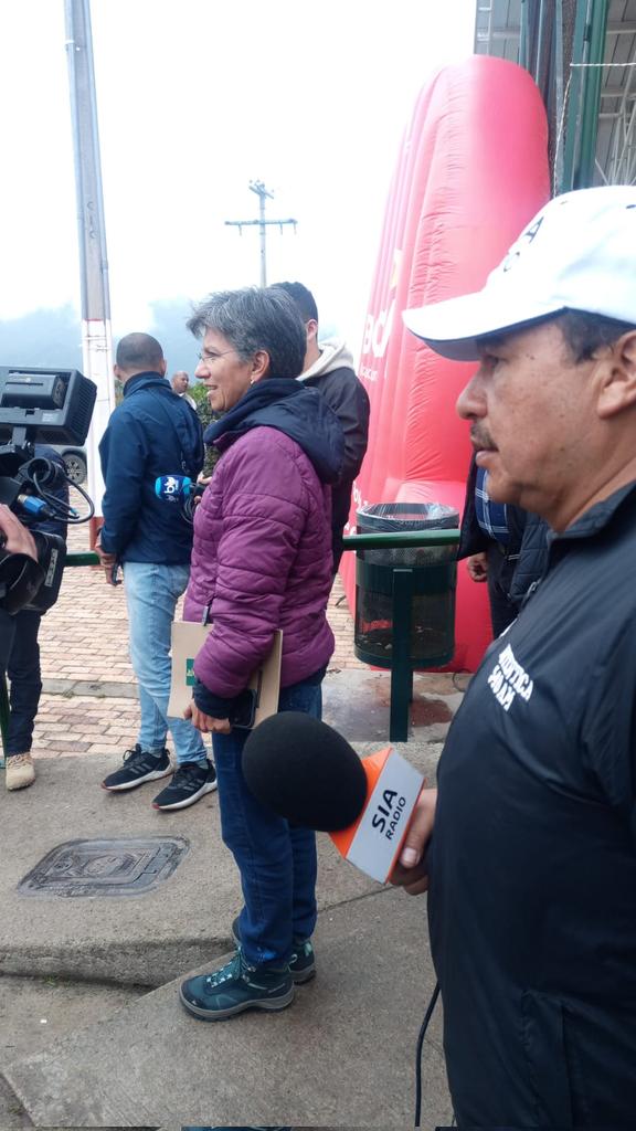 siaradio's tweet photo. #SIAPresente | En el recorrido por el #Sumapaz de la administración @Bogota. 

#FelizSabado #Seguridad @asumapaz @felipeangell @PoliciaBogota @COL_EJERCITO https://t.co/RFXGhWaDU3