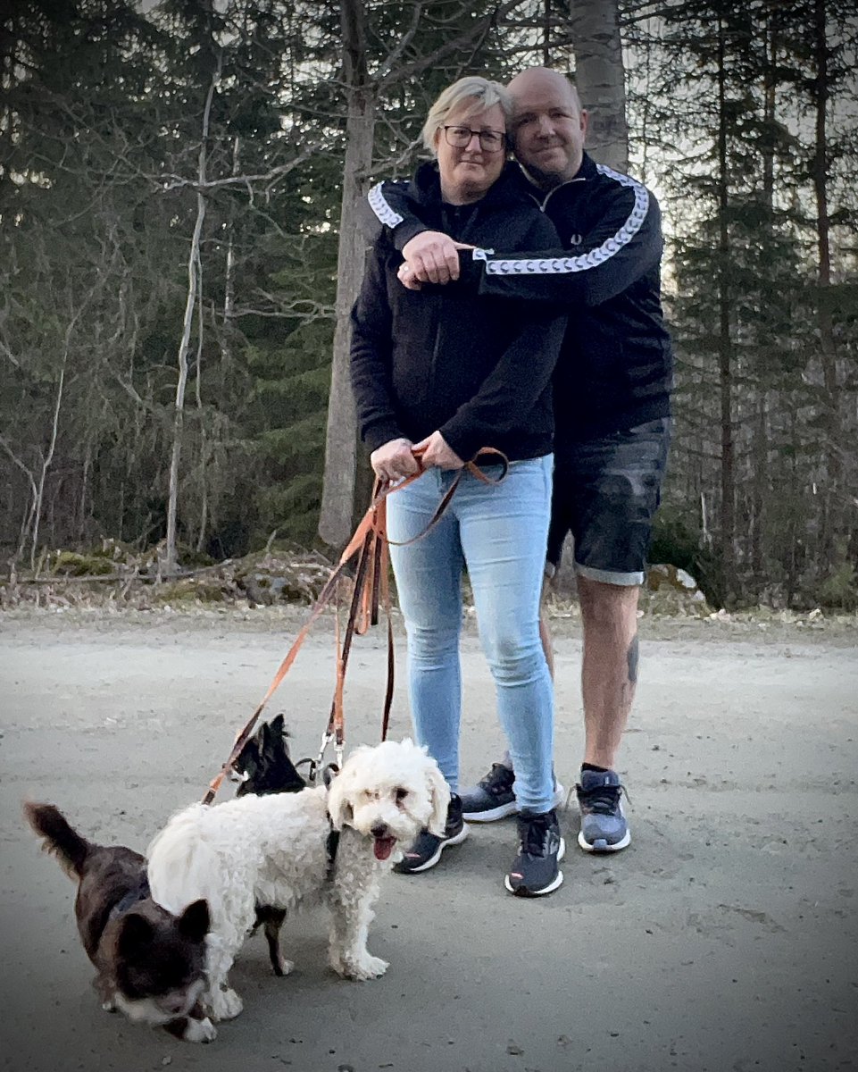 Familjen Bergvall avslutar en fantastisk dag med skogspromenad. Tacksam är ingen överdrift..
#småland #västervik #ankarsrum #harmoni