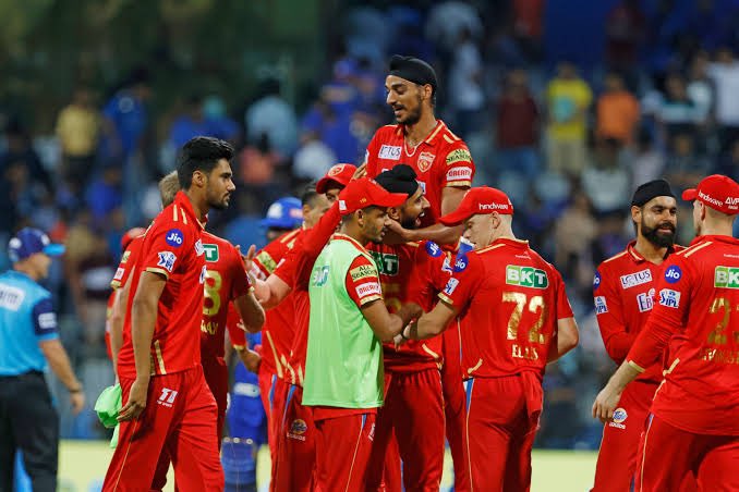 SDhawan25's tweet photo. What a mind-blowing match! Phenomenal effort by the boys. Incredible performances by Arshdeep Singh, Sam Curran, Harpreet Bhatia, Prabhsimran and Atharva Taide 😍 https://t.co/LOb6IBRgvP