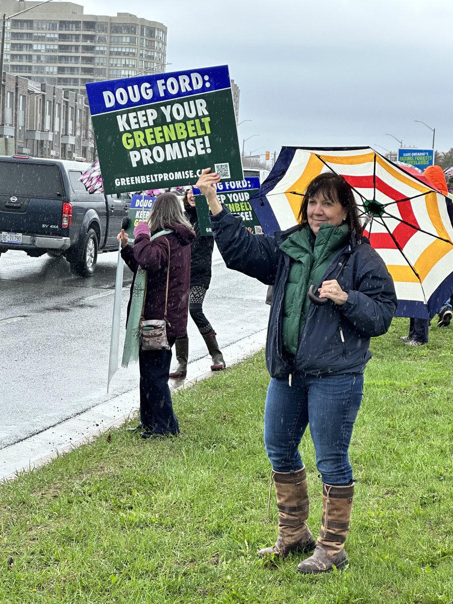 Such a great turnout in #Pickering despite the rain! Hundreds gathered to say #HandsOffTheGreenbelt and keep your #GreenbeltPromise to ⁦@PBethlenfalvy⁩ and ⁦@fordnation⁩! 
#SaveDRAP #SaveRNUP #YTPwknd #OnPoli #MunPoli #OntarioGreenbelt #EarthDay2023