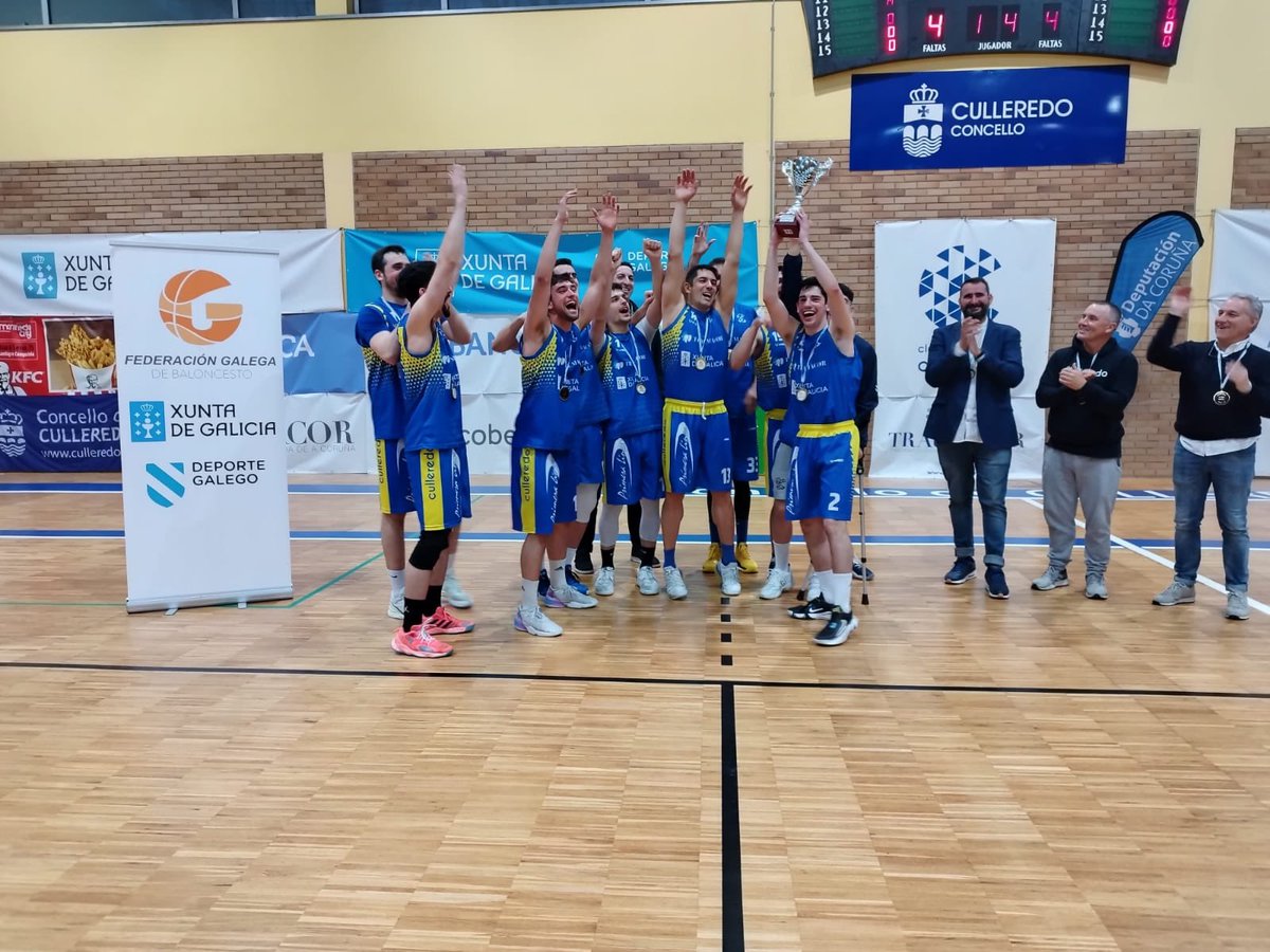 FGB_Baloncesto's tweet photo. #FasesFinaisFGB 🏀 

1️⃣ División Masculina ⛹️

🏅@CBCulleredoCom 
🏆Campión Galego

Recibe o seu trofeo de líder definitivo da 1️⃣ División Masculina  FGB ⛹️ de mans de José Ramón Rioboo, alcalde de @ConcCulleredo 

Parabéns! 👏🥇🥇 https://t.co/gFZPgkMcpB