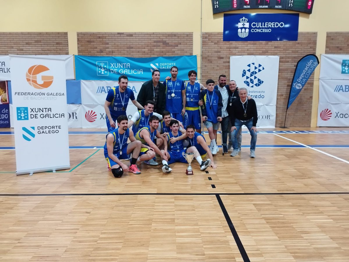 FGB_Baloncesto's tweet photo. #FasesFinaisFGB 🏀 

1️⃣ División Masculina ⛹️

🏅@CBCulleredoCom 
🏆Campión Galego

Recibe o seu trofeo de líder definitivo da 1️⃣ División Masculina  FGB ⛹️ de mans de José Ramón Rioboo, alcalde de @ConcCulleredo 

Parabéns! 👏🥇🥇 https://t.co/gFZPgkMcpB