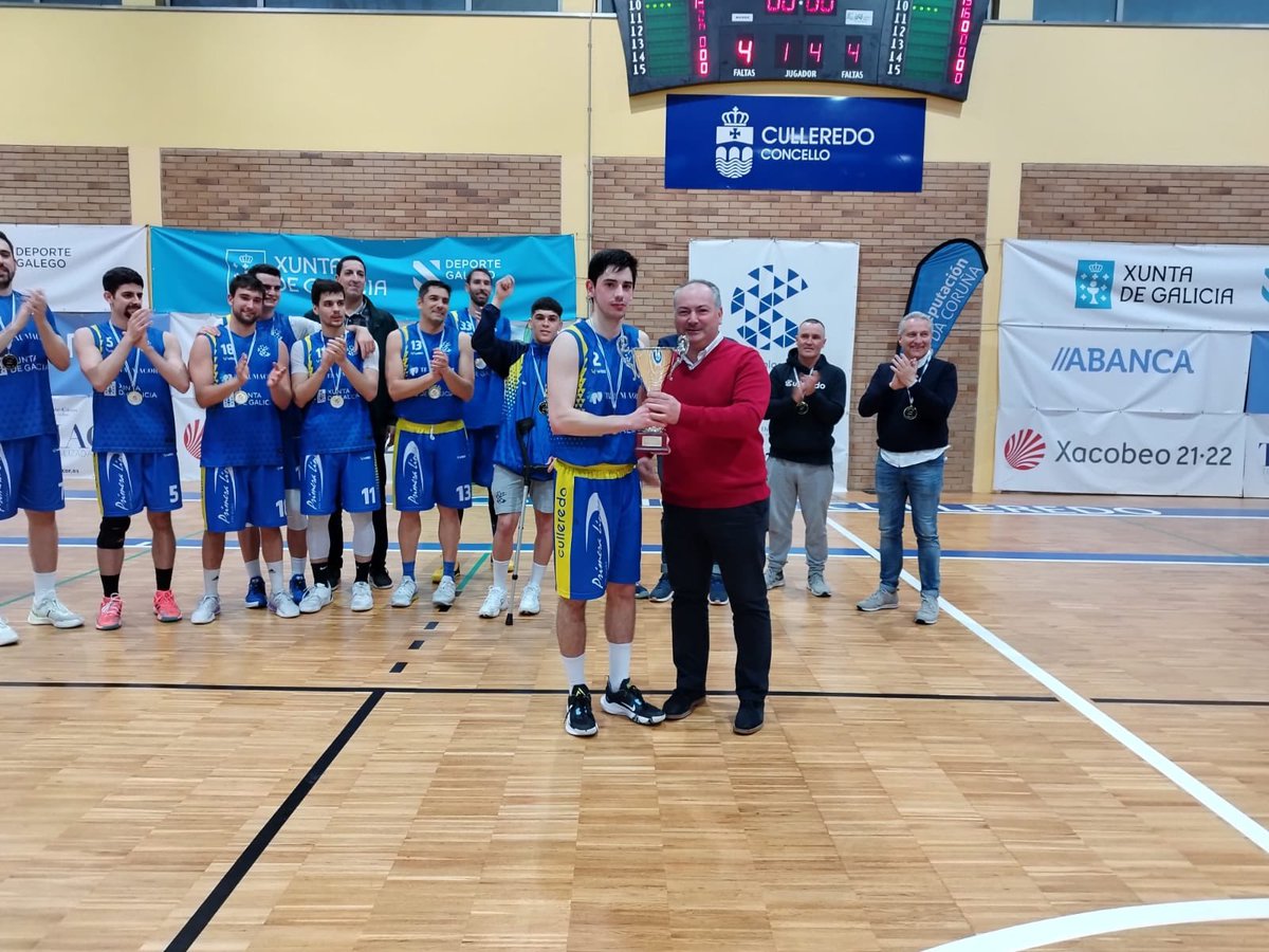 FGB_Baloncesto's tweet photo. #FasesFinaisFGB 🏀 

1️⃣ División Masculina ⛹️

🏅@CBCulleredoCom 
🏆Campión Galego

Recibe o seu trofeo de líder definitivo da 1️⃣ División Masculina  FGB ⛹️ de mans de José Ramón Rioboo, alcalde de @ConcCulleredo 

Parabéns! 👏🥇🥇 https://t.co/gFZPgkMcpB
