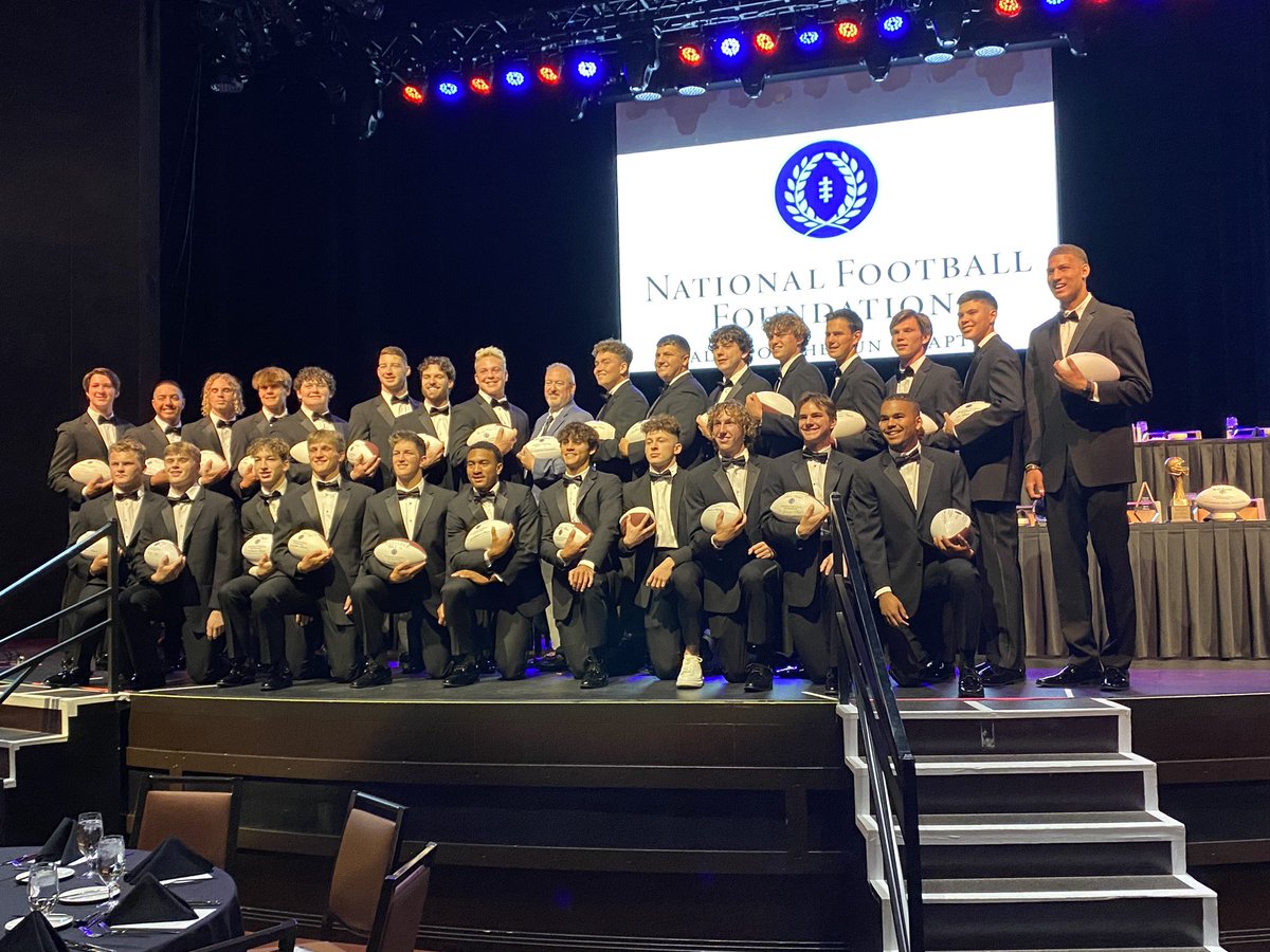 azc_obert's tweet photo. National Football Foundation Valley of the Sun Chapter Scholar Athletes https://t.co/BBfNoSfwqg