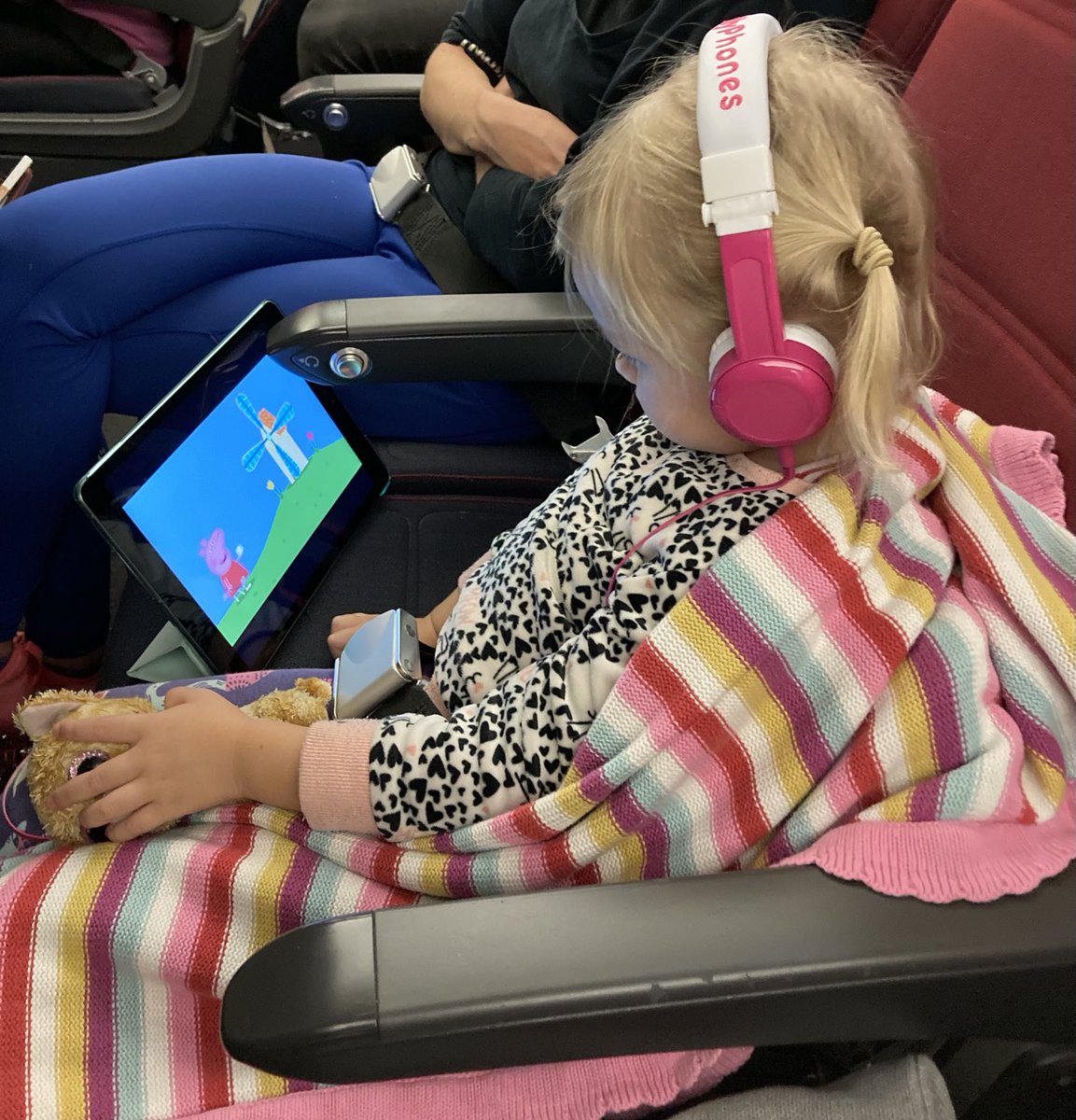 ollie_jay13's tweet photo. Thank you to everyone who shared their thoughts on the Qantas #CoatGate situation. As an update, words were had when he reclined his seat. Fortunately the occupant of Seat 38F wasn’t anywhere near as fussed as her Dad about the whole thing! https://t.co/ZM7LjYHkKX
