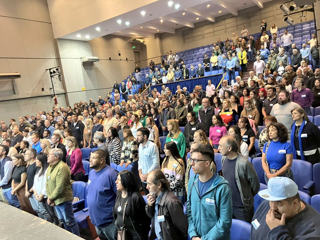 silvinafrana's tweet photo. ✌️ Junto a compañeras y compañeros de toda la provincia, participamos de un nuevo Congreso Provincial del PJ, para dialogar y debatir sobre los esquemas electorales de cara a las elecciones de este año.
#PJSantaFe
#TodosUnidosTriunfaremos https://t.co/voSh2mOPw7