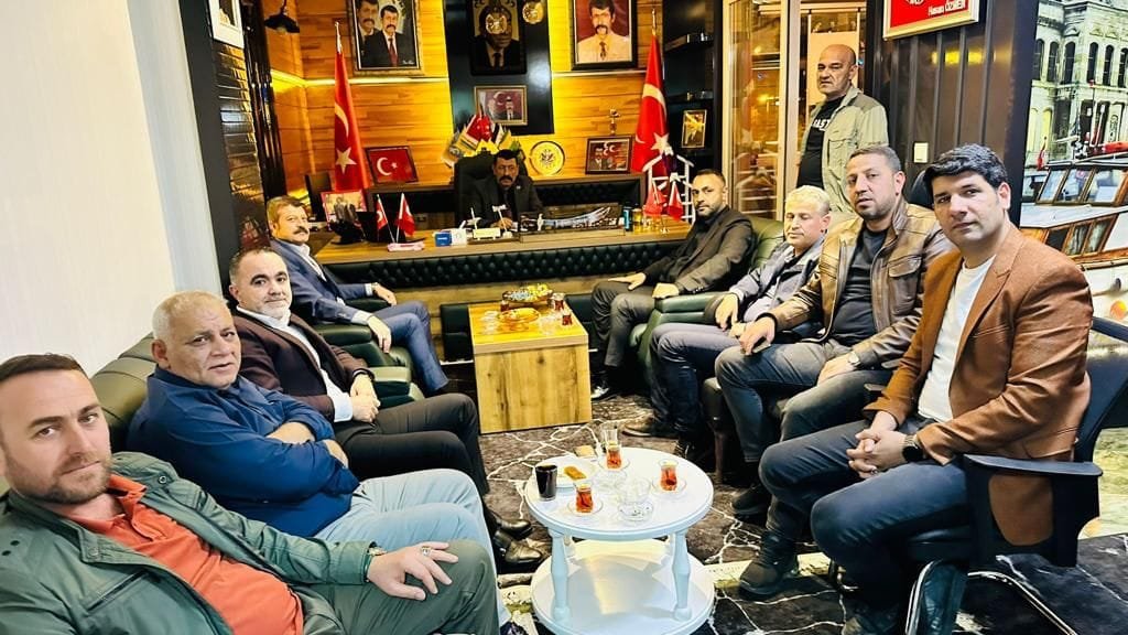 Seçim Büromuzu Ziyaret Eden Ak Parti 28 Dönem Milletvekili Adayı ABDULVAHİT GÜVENSEN Ve Çınar İlçemizin Genç Kanaat Önderlerinden Davut Arzu Bayram Ziyaretleri için Kendilerine Teşekkür Ederiz.