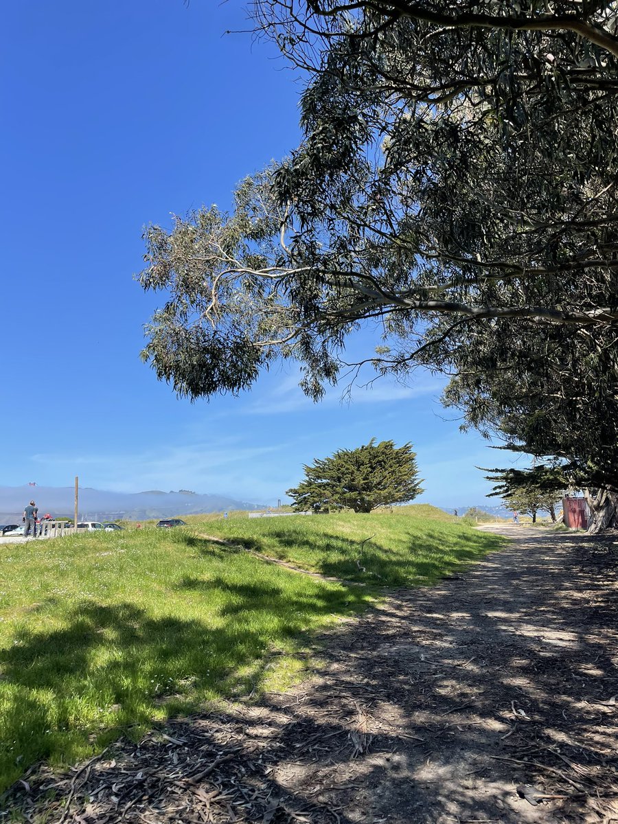 emilyl4_'s tweet photo. this is currently where i’m set up at, it was a little hard to find a place that was a little secluded w/ less people walking by, but still has a view of the bridge &amp; the sky. refer to the last pic for more clarification of where im at, if you have any other questions pls dm me! https://t.co/N15V3Pcioc