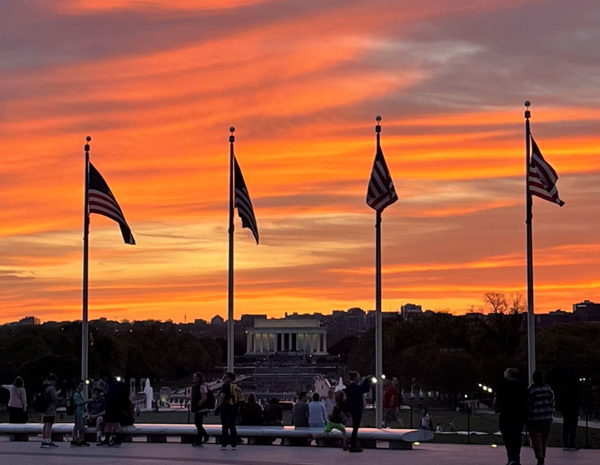 NationalMallNPS's tweet photo. We love #NationalParkWeek! It's a great time to encourage everyone to get out and explore their country &amp; communities. On the National Mall, you can discover many fascinating stories of the events and people that helped change the course of our history. #WashingtonDC https://t.co/4okMgeAQYd