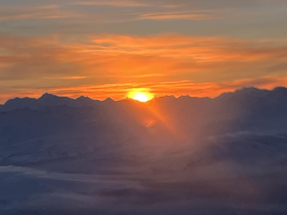 flyinBrian1911's tweet photo. I love a good sunset. https://t.co/Ol8vL4XhTe