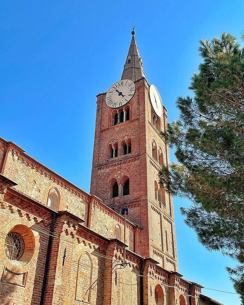 📍Basilica di San Maurizio in Pinerolo 

Situata sul colle che domina la città, pare sia stata costruita nel 1078, ma c'è la possibilità che qui si trovasse un insediamento longobardo già nel 650/700 d.c. circa. 

Nel 1336 venne costruito il campanile romanico con tre ordini …