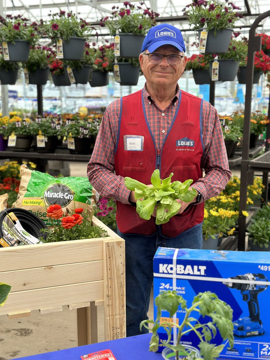 Suki and the garden team had a great raised bed demonstration today!! Awesome work team!! 🍅🪴<a href="/charlesatlowes/">charlesatlowes</a> @AprilCASM  #weekendingatlowes