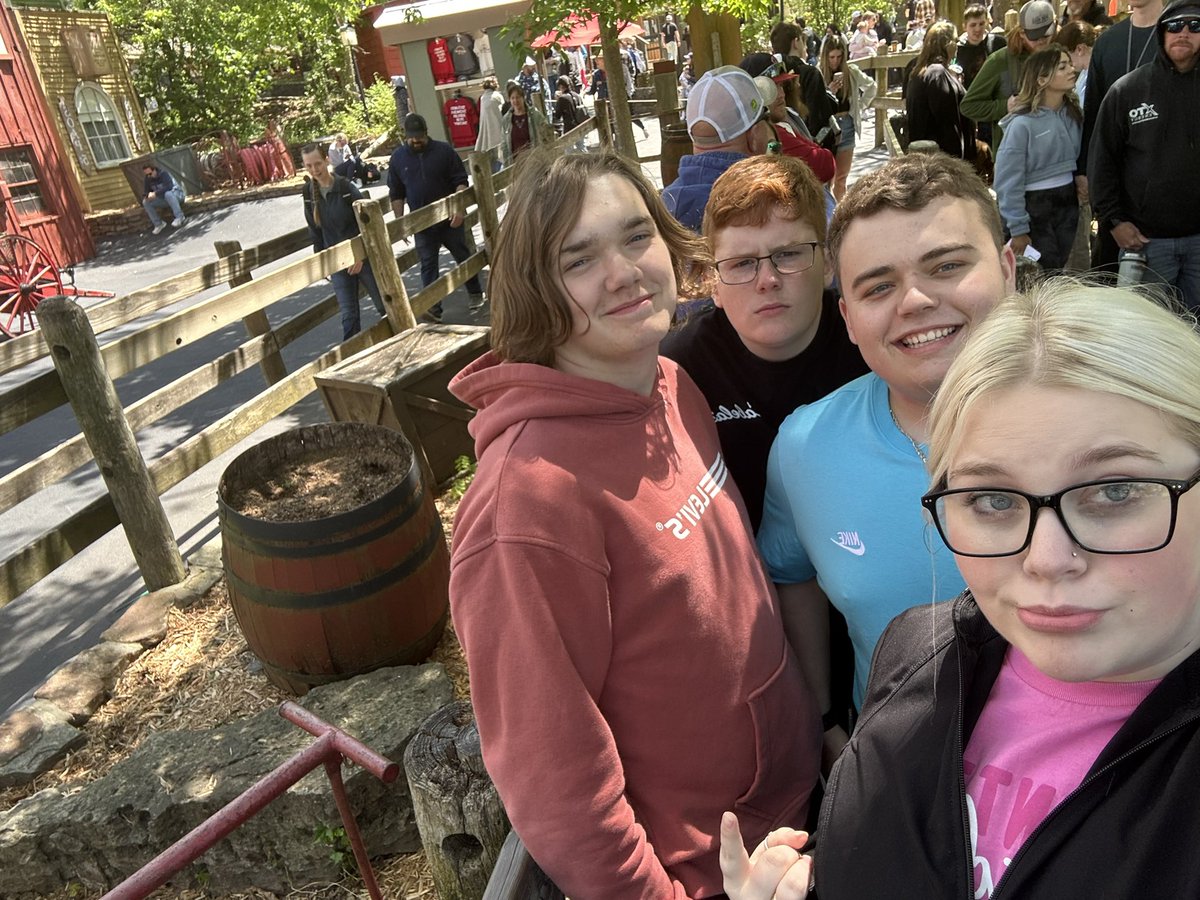 Jksmill's tweet photo. Saturday afternoon at Silver Dollar City. 🎢 @USD449 @skesslerhq https://t.co/y2W1zBKkVC