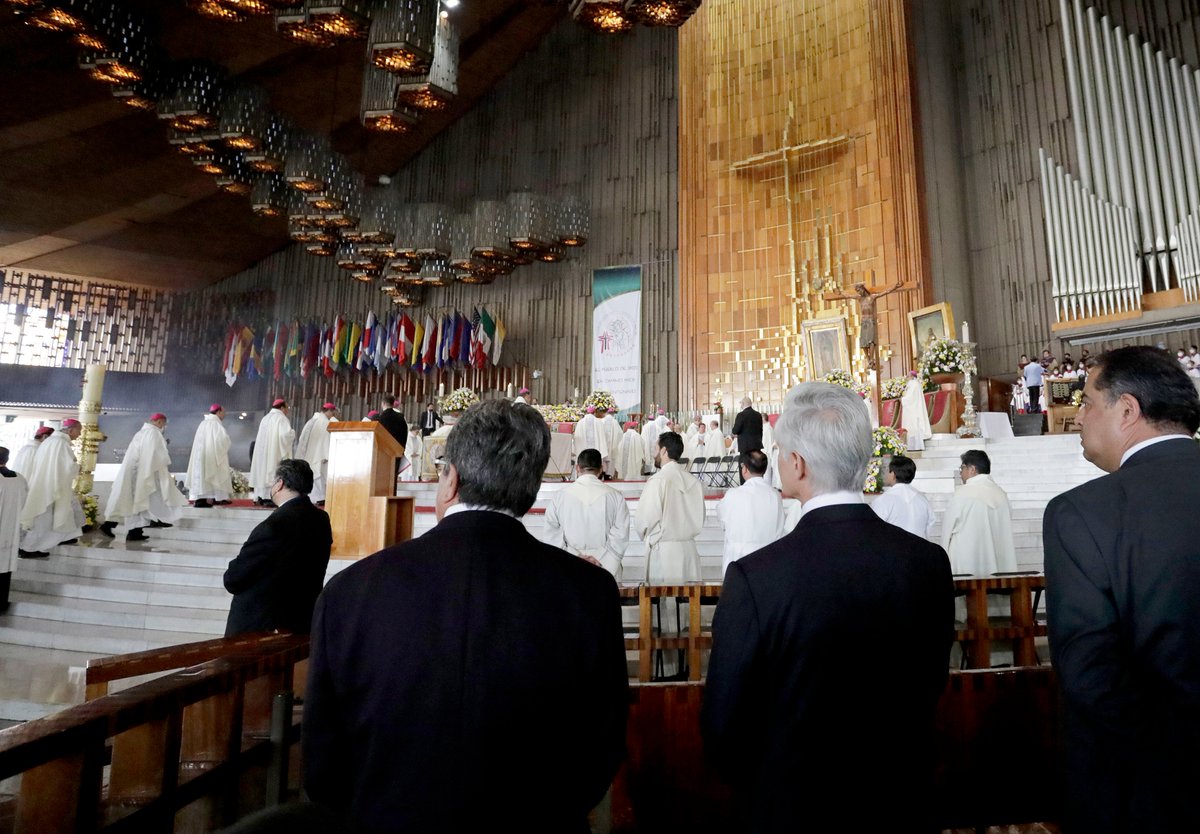 Me dio mucho gusto ir a la Basílica de Guadalupe y acompañar al Cardenal Carlos Aguiar <a href="/ArzobispoAguiar/">Carlos Aguiar Retes</a>, Arzobispo Primado de México, en su 50 Aniversario Sacerdotal. Muchas felicidades.