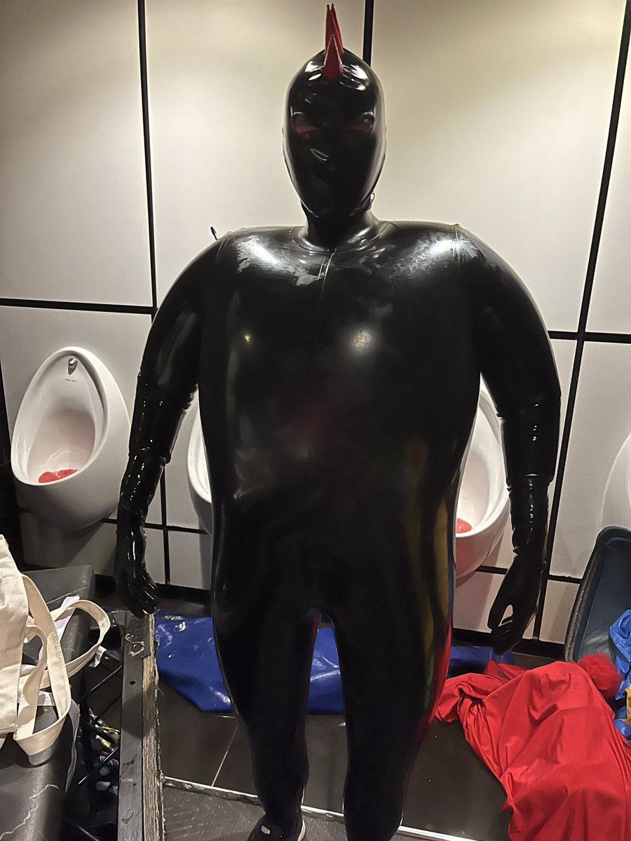 ben_biddick's tweet photo. BTS pics of my inflatable show at @torture_garden last night with @inflateacub!! https://t.co/pSveUUgNMl