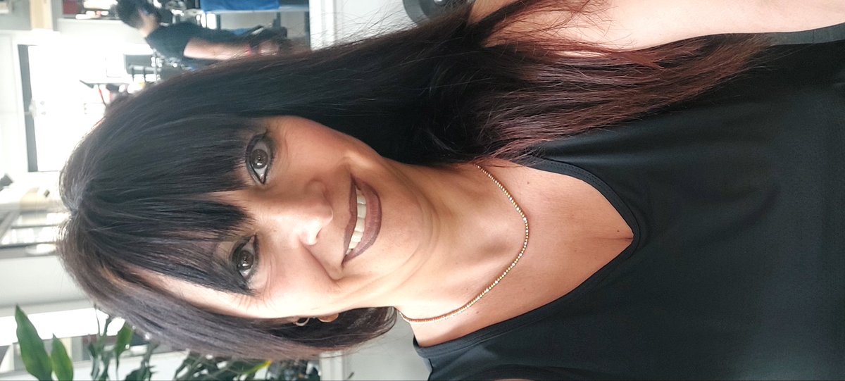 ......A volte cerchi di sorridere, ce la metti tutta, magari perché devi....ma dentro di te dove gli altri non vedono, resta sempre quella infinita tristezza che non va mai via.