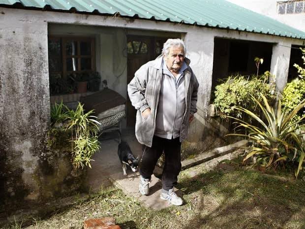 aguedescartoon's tweet photo. O mínimo que se espera de um presidente que vive por aí dizendo que a classe média ostenta demais é que viva como o ex-presidente uruguaio Mujica, que pelo menos vive de forma coerente com o que prega https://t.co/uZNu5k0xHc