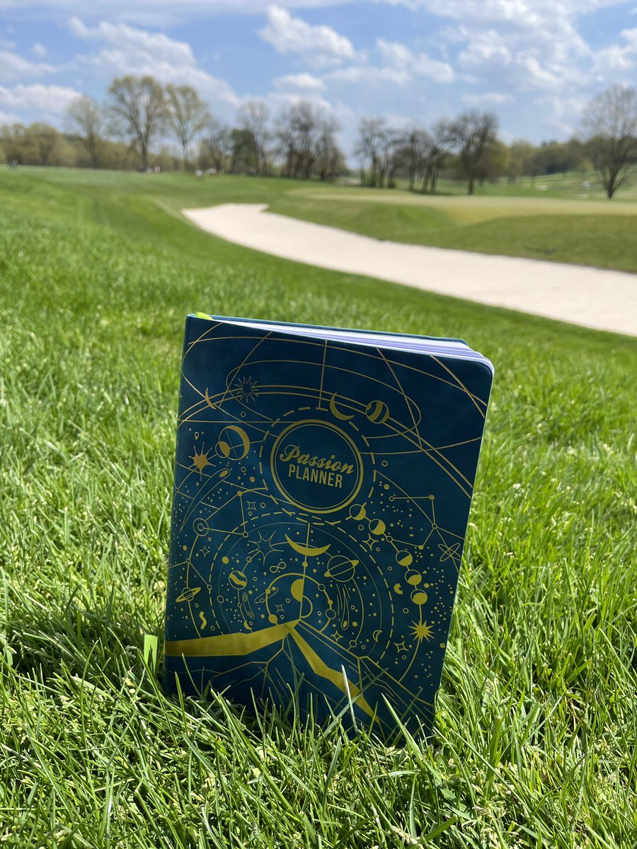 Happy Earth Day! What is your favorite outdoor spot?

Love a relaxing place to plan and think with my @passion_planner 

#pashfam