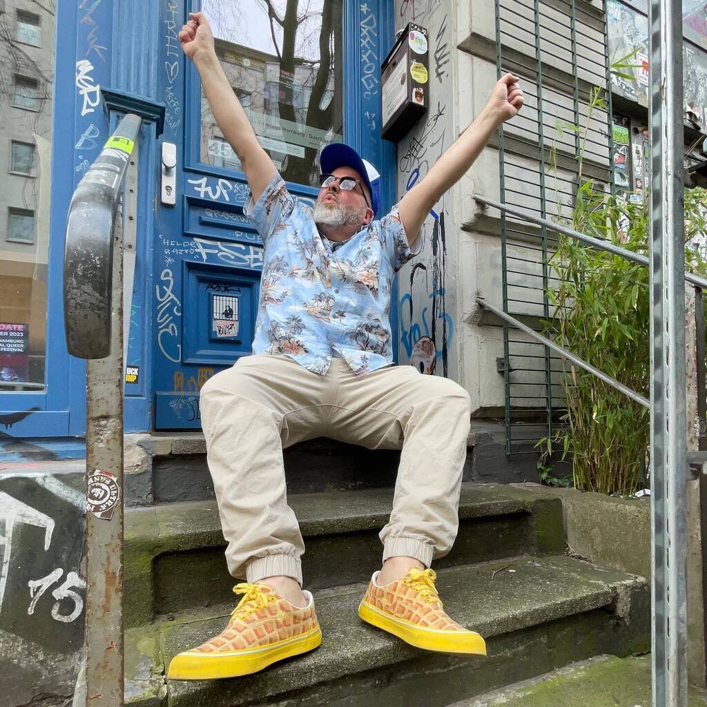 Sun‘s out… new Hawaiian shirt out with a touch of vintage Icecream…
—
#saturdayvibes #hawaiianshirt #greybeard #menswear #streetwear #bbcicecream #pharrell #hypebeast #sneakeraddict #hypefeet #igsneakercommunity #igsneakers #hamburgsneakers #dailykic… instagr.am/p/CrV4pqhtIN-/