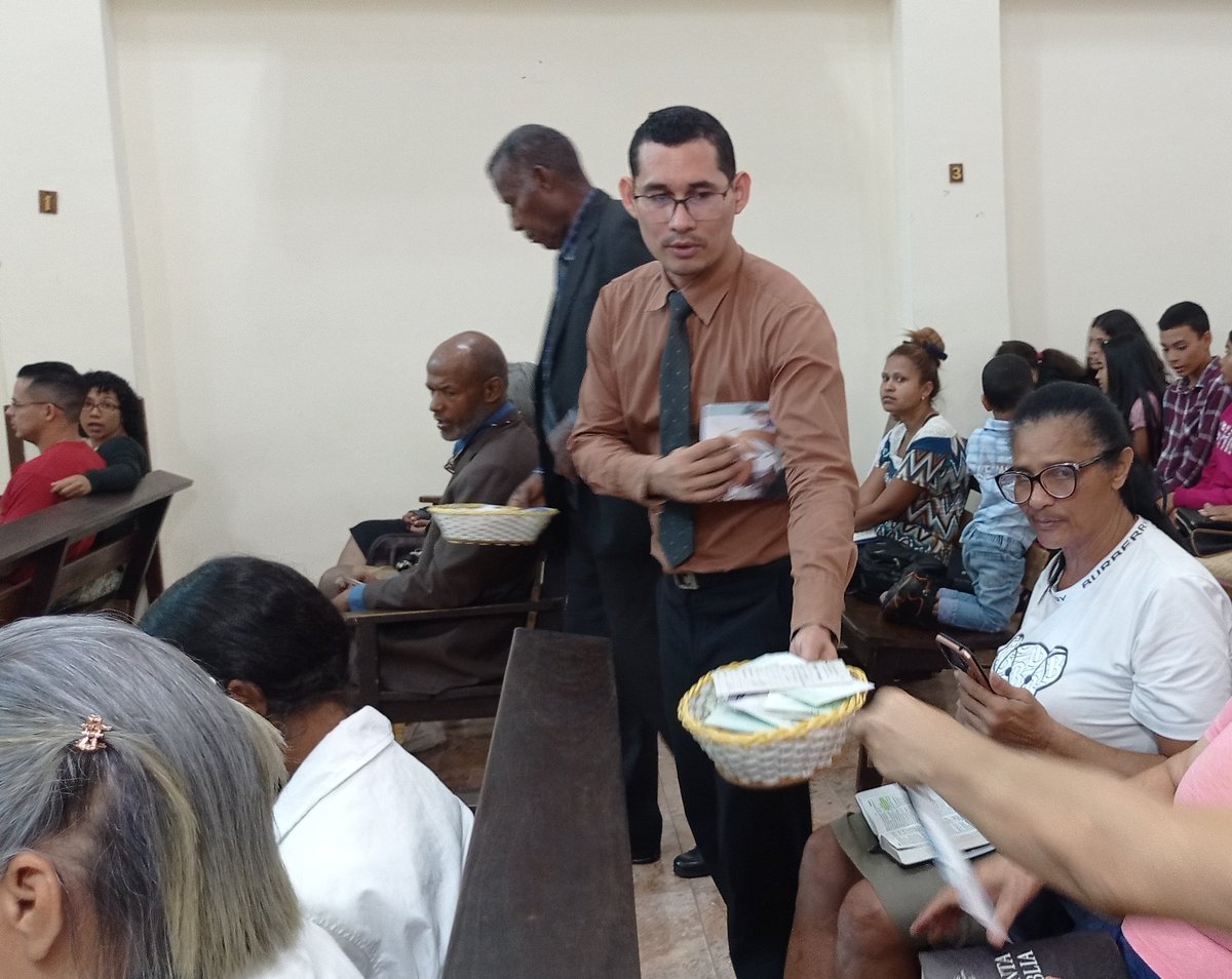 Diáconos de guardia, los hnos. Juan Tovar y Miguel Rivas.

Feligresía devolviendo a Dios lo que a él le pertenece y los cielos serán abiertos hasta que las bendiciones sobre abunden. Amén