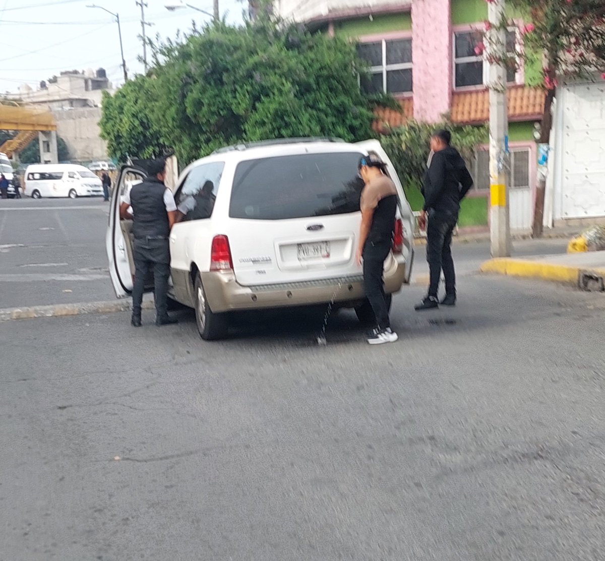 PsicUnam's tweet photo. No bueno!! Estos individuos, manejando hebrios y orinando sin importarles si hay gente alrededor. 
@OVIALCDMX @UCS_GCDMX 
Van rumbo a Iztapalapa,  ampliación emiliano zapata... https://t.co/AYFfibljwv