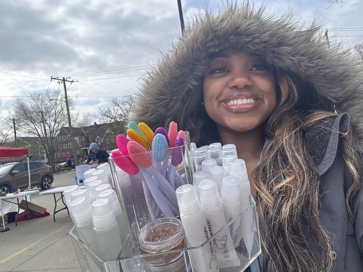 simplysamone__'s tweet image. Brrr 🥶 - a cold day yesterday but y’all know we were still outside and working #SIMPLYSÁMONE at the SALC Small Business Fair which highlighted Cyclone Student and Alumni-owned businesses🌪️💛❤️!