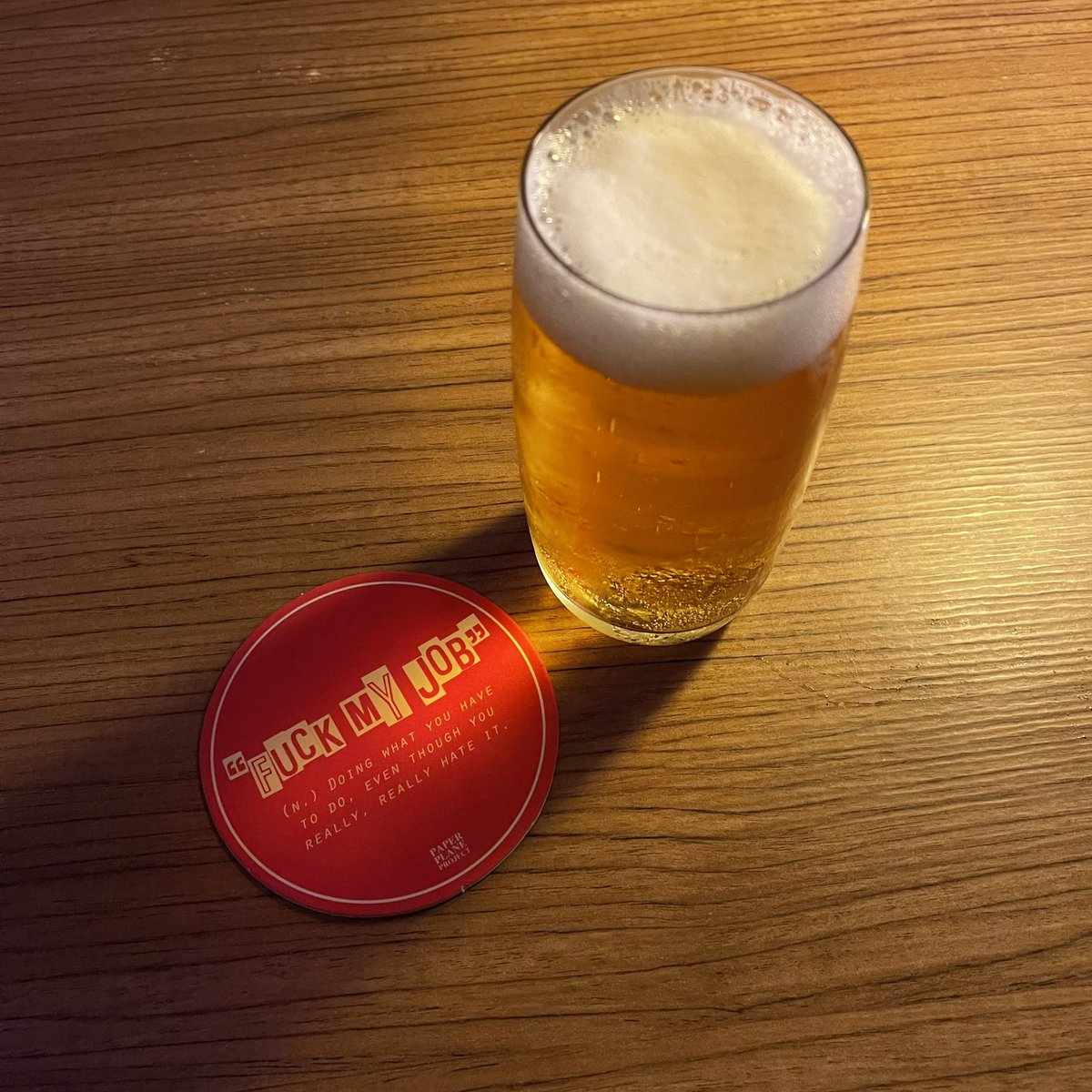 บาร์ที่ตอนกลางวันเป็น co-working แต่ตอนกลางคืนเปลี่ยนเป็นร้านเหล้า ให้บอกแม่ว่าคืนนี้มีนัดอ่านสือ 5555 ชอบมาก อย่างชิล มีค็อกเทล asahi อาหารครบ เหนื่อยจากงานก็ไป fuck my job กัน 🍻 ร้าน paper plane project ฮับ