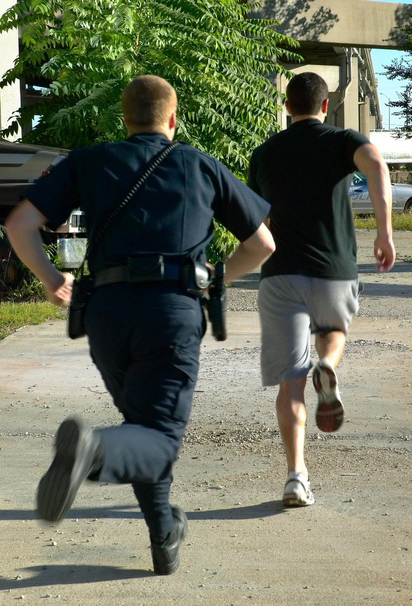 KentPoliceAsh's tweet photo. Despite his best efforts to make off from officers, close collaboration between #Ashford #LPT2 and #CSU resulted in the swift arrest of an outstanding offender for Breach of bail and theft related offences. Court awaits #Teamwork #CrimeDoesntPay #YouCanRunButNotHide SBH. https://t.co/b4MVb9o3Et