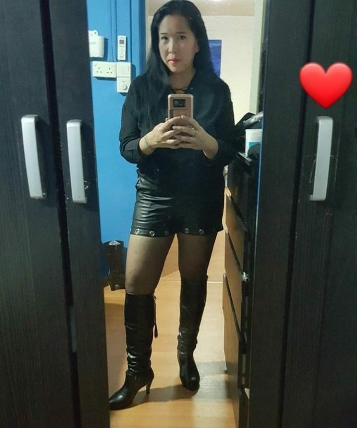 Oldie.... did not wear boots today so I will share an old pic ❤️  #boots #boot #bootseason #iloveboots #bootlovers #bootlove #thesebootsaremadeforwalking #bootqueen #selfie #selfiequeen #fashionista