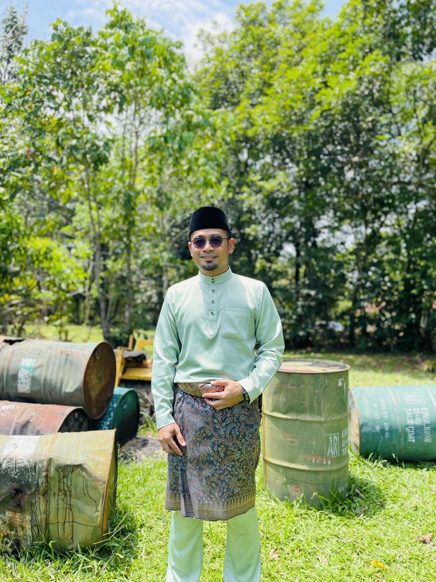 FaddJohary's tweet photo. Selamat Hari Raya semua https://t.co/OsfmovR2FD
