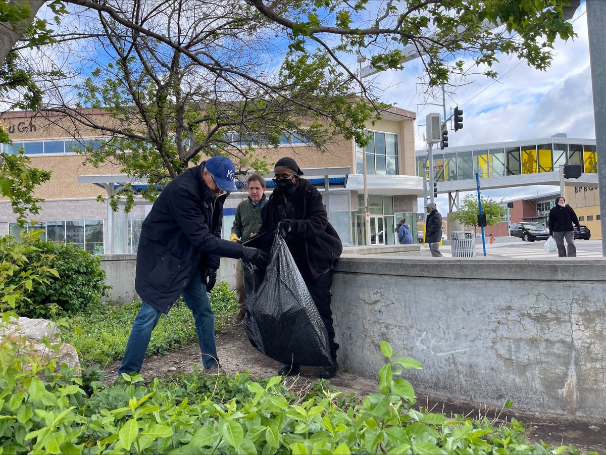 RideKCTransit's tweet photo. Happy #EarthDay! This morning we kicked off the RideKC Adopt-A-Stop program at 31st &amp; Troost. @RubyJeansJuice is the first company to adopt a stop, and the catalyst to get this program launched. Founder Chris Goode has been an enthusiastic partner to start this program. https://t.co/3Zi6XkUXVr