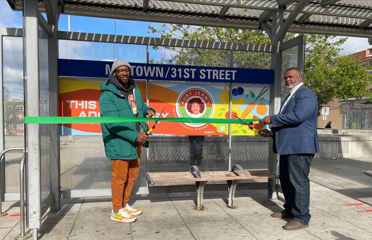 RideKCTransit's tweet photo. Happy #EarthDay! This morning we kicked off the RideKC Adopt-A-Stop program at 31st &amp; Troost. @RubyJeansJuice is the first company to adopt a stop, and the catalyst to get this program launched. Founder Chris Goode has been an enthusiastic partner to start this program. https://t.co/3Zi6XkUXVr