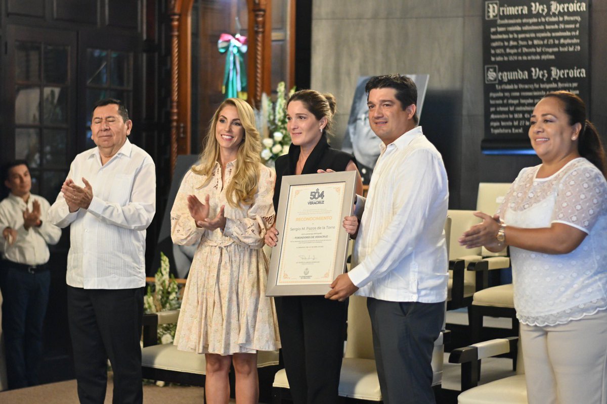 sergiopazosn's tweet photo. Muy orgulloso y honrado de recibir por parte de la alcaldesa de Veracruz @patylobeiradeyunes el reconocimiento post mortem como forjador de veracruz a mi padre Sergio Pazos de la Torre. Gracias por la distinción y a seguir con su ejemplo https://t.co/KArTOuCf1q