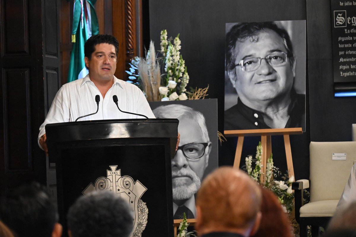 sergiopazosn's tweet photo. Muy orgulloso y honrado de recibir por parte de la alcaldesa de Veracruz @patylobeiradeyunes el reconocimiento post mortem como forjador de veracruz a mi padre Sergio Pazos de la Torre. Gracias por la distinción y a seguir con su ejemplo https://t.co/KArTOuCf1q