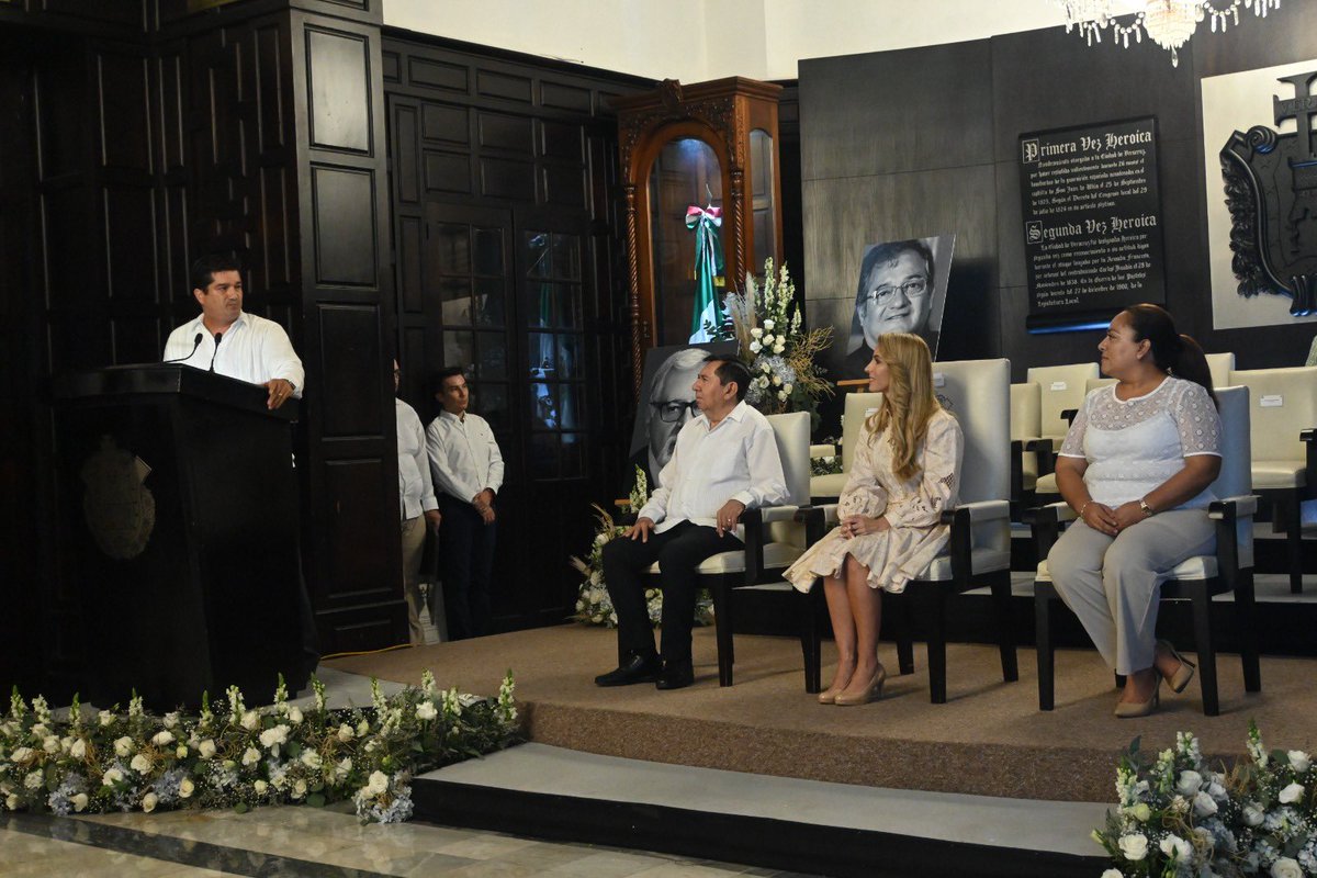 sergiopazosn's tweet photo. Muy orgulloso y honrado de recibir por parte de la alcaldesa de Veracruz @patylobeiradeyunes el reconocimiento post mortem como forjador de veracruz a mi padre Sergio Pazos de la Torre. Gracias por la distinción y a seguir con su ejemplo https://t.co/KArTOuCf1q