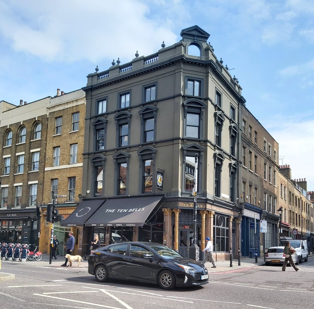 duck_writer's tweet photo. Spent some time today being a tourist in Whitechapel. Went to 'Ichy Park' and had a couple of drinks with friends at the Ten Bells, which both feature in my short story below:-
https://t.co/SRbxQrw3d0

#tenbellspub #jacktheripper #shortstories #horror #terrorhouse https://t.co/qioHpg5GKE
